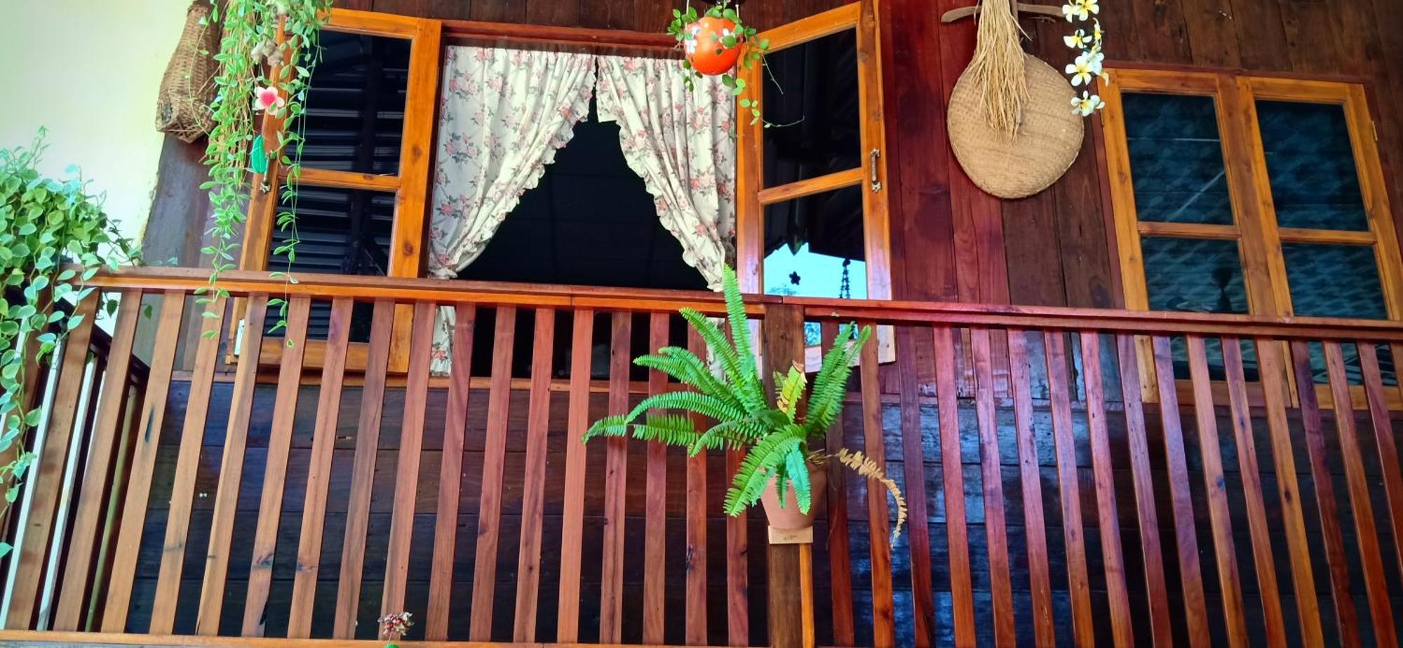เฮือนน้ำน่าน House By The River Nan Uttaradit Exterior foto
